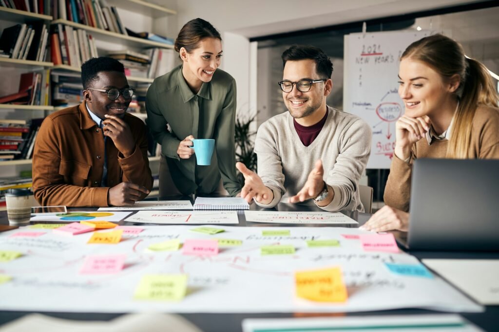 4 personnes préparant un cours sur une application éducative